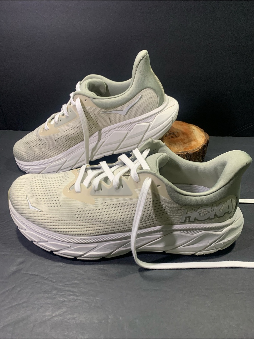 HOKA One Arahi 7 Men’s Tan White Running Walking Sneakers Size- 11 ( 2E Wide )